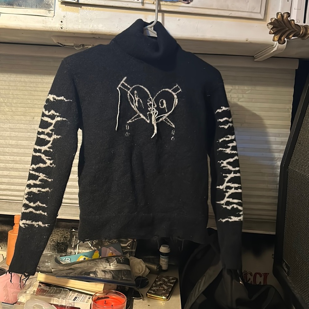 HACULLA BROKEN HEART TURTLE NECK BLACK SWEATER